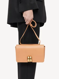 New By Malene Birger Noval skuldertaske i l&aelig;der Tan