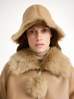 Online By Malene Birger Sheelan hat i shearling Tannin